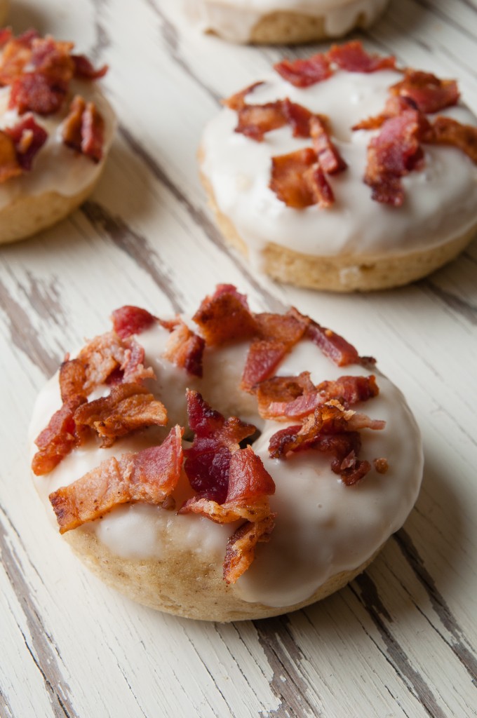 Baked Maple Bacon Donuts: the complete breakfast by ibakeheshoots.com