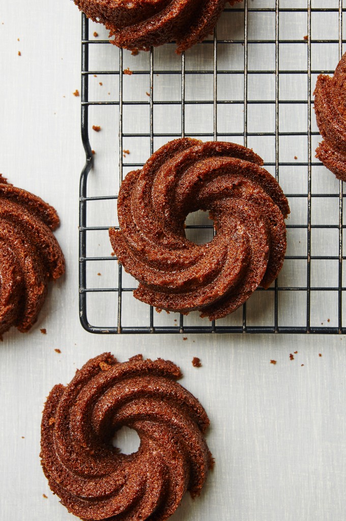 Mini Gingerbread Bundt Cakes: a moist and lightly spiced cake-the perfect dessert to start your holiday season | ibakeheshoots.com
