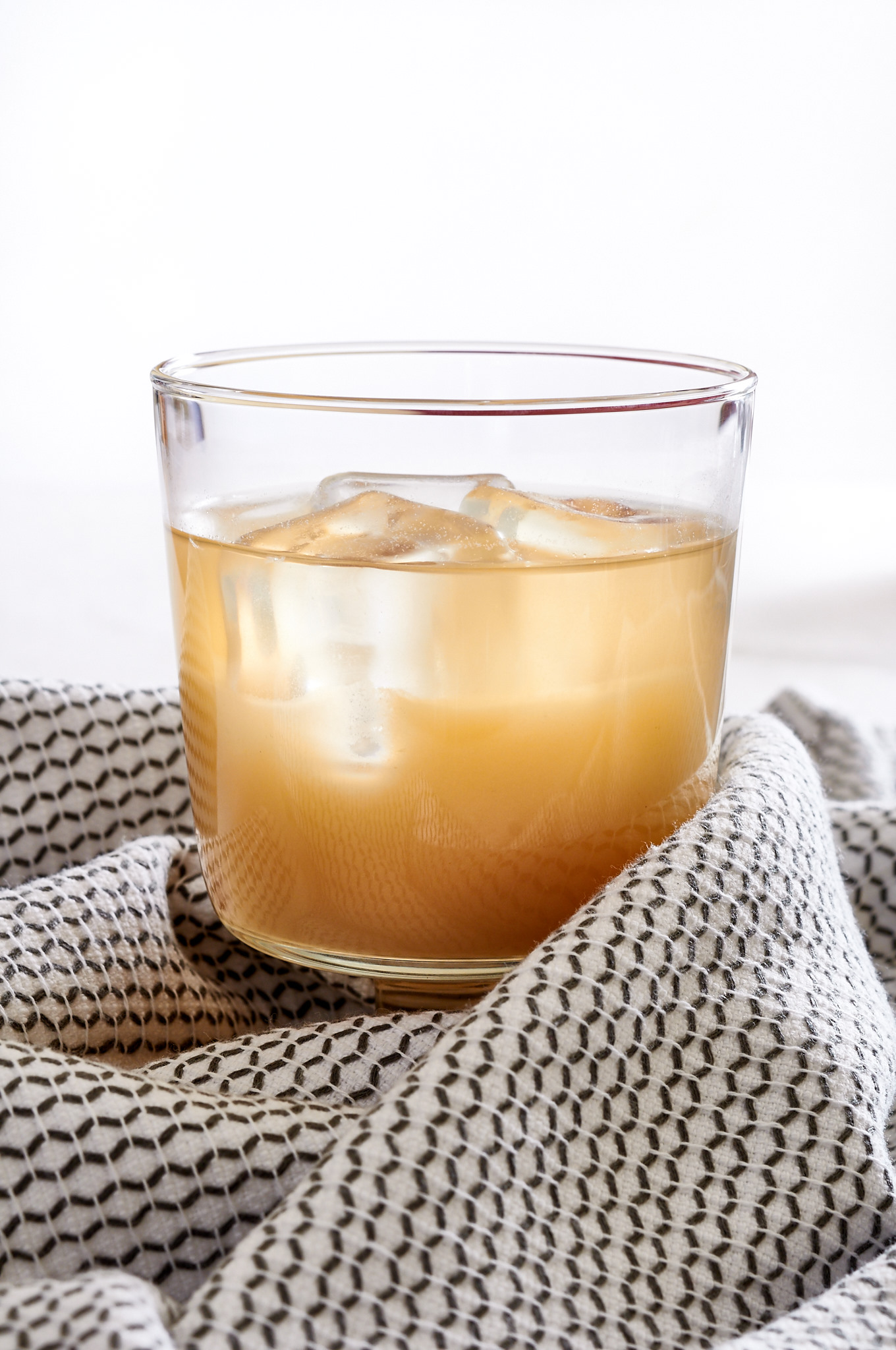 Want a sugar-free beverage that's spicy and refreshing? Try this Lemon Ginger Brew. So delicious! | ibakeheshoots.com