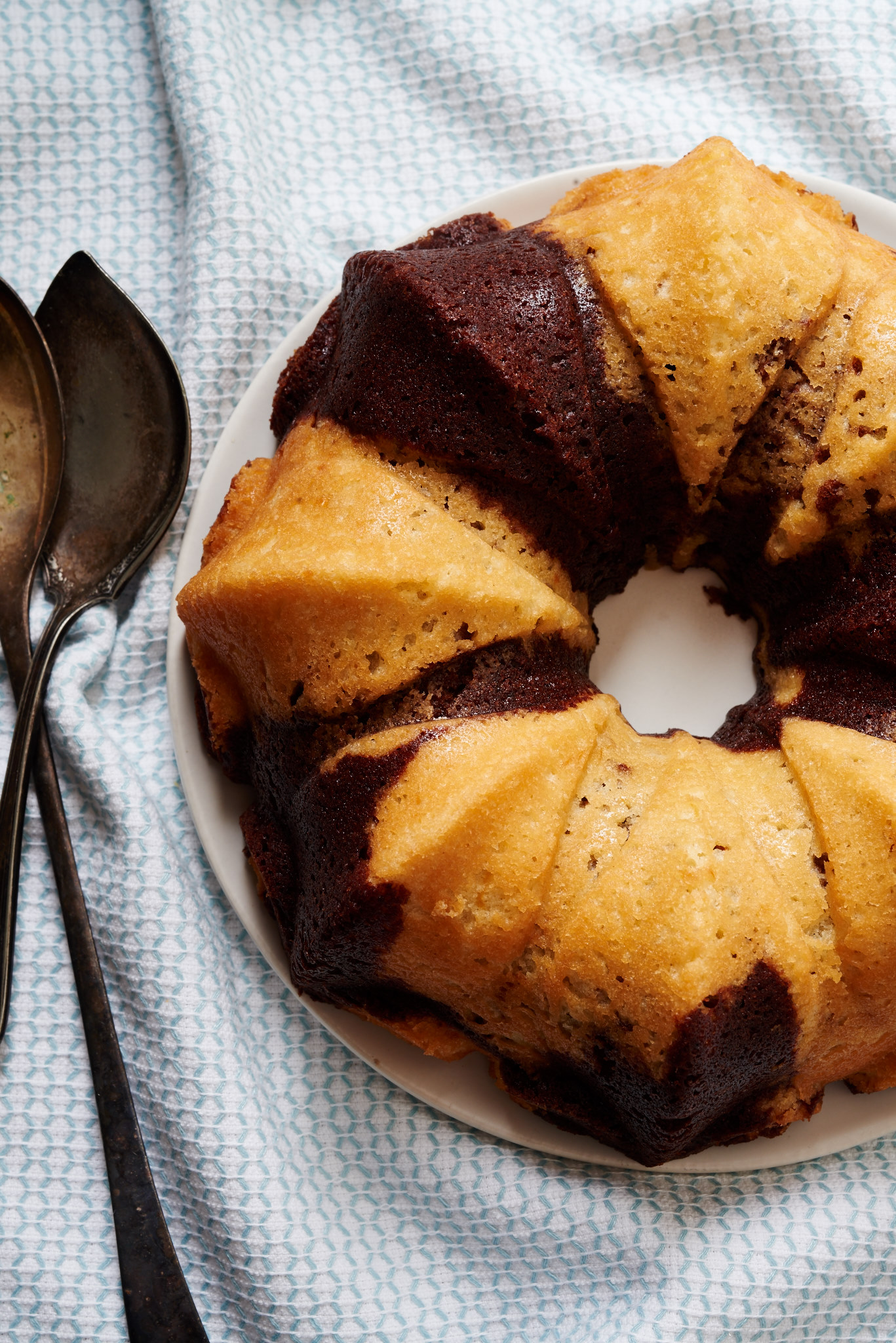 Chocolate & Lemon Marble Bundt Cake when you want a dessert that's outside the box. | ibakeheshoots.com
