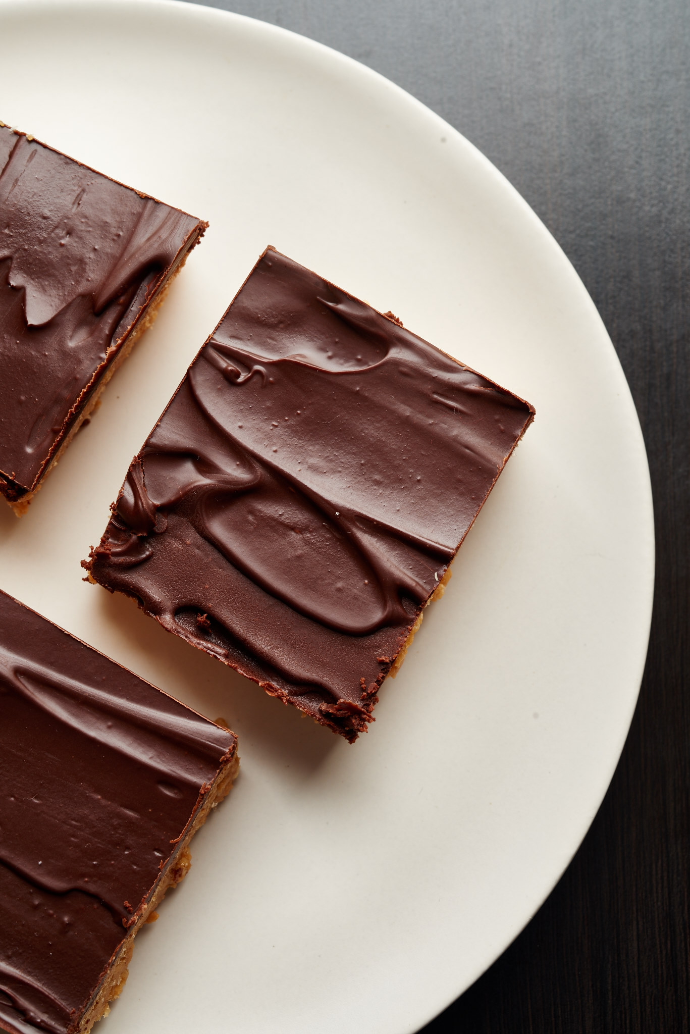 All you need is 5 ingredients to make these easy, no bake vegan peanut butter chocolate bars. | ibakeheshoots.com
