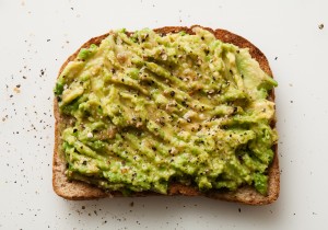 Boost your immune system with Avocado Toast: an easy and healthy breakfast full of Vitamin C, B-6, and natural fiber. | ibakeheshoots.com